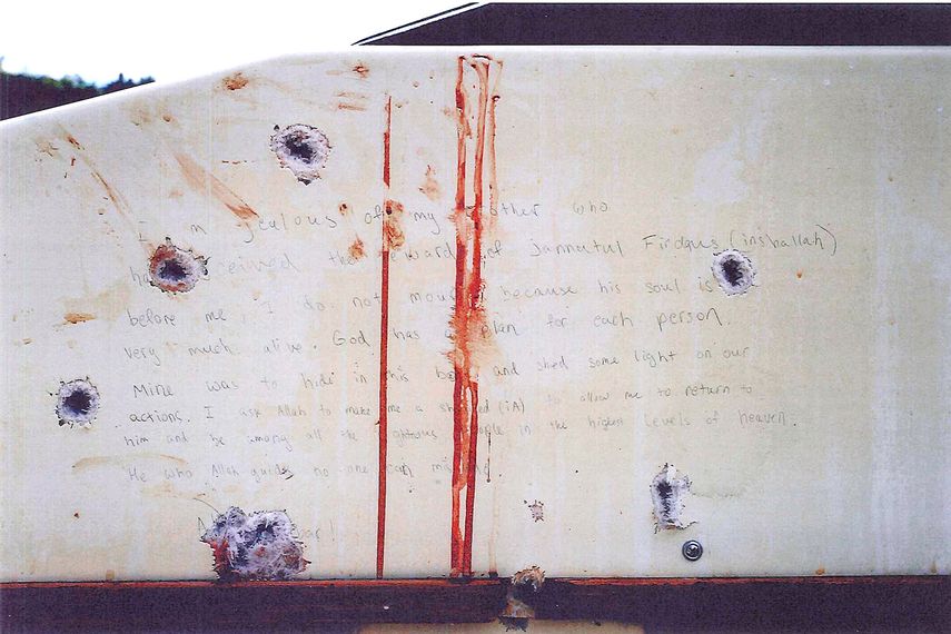 En la nota, escrita a lápiz sobre la mampara de madera del bote, Tsarnaev parece deplorar las acciones de Estados Unidos en países musulmanes y dice estar celoso de su hermano porque está muerto y en el paraíso.