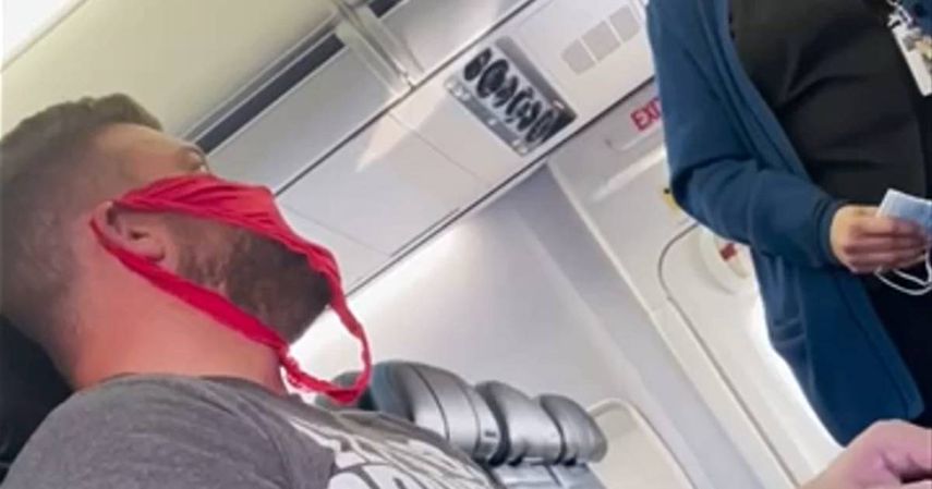 Expulsan a un pasajero de un avión en Florida por llevar un tanga como tapabocas