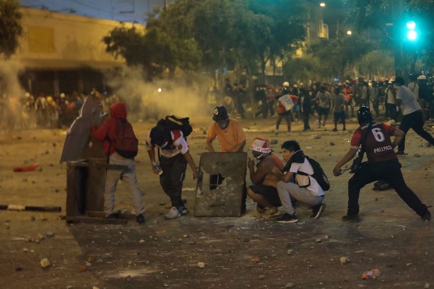 Los manifestantes chocan con la policía antidisturbios durante una protesta contra el gobierno de la presidenta Dina Boluarte en Lima, Perú.