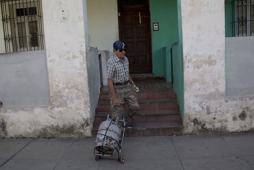 Alberto Perez, un hombre retirado de 77 a&ntilde;os, sale de su hogar en el barrio de Sevillano con un tanque de gas vac&iacute;o para ir a una tienda donde lo reemplazar&aacute; por uno lleno en La Habana el martes 14 de enero de 2020.&nbsp;