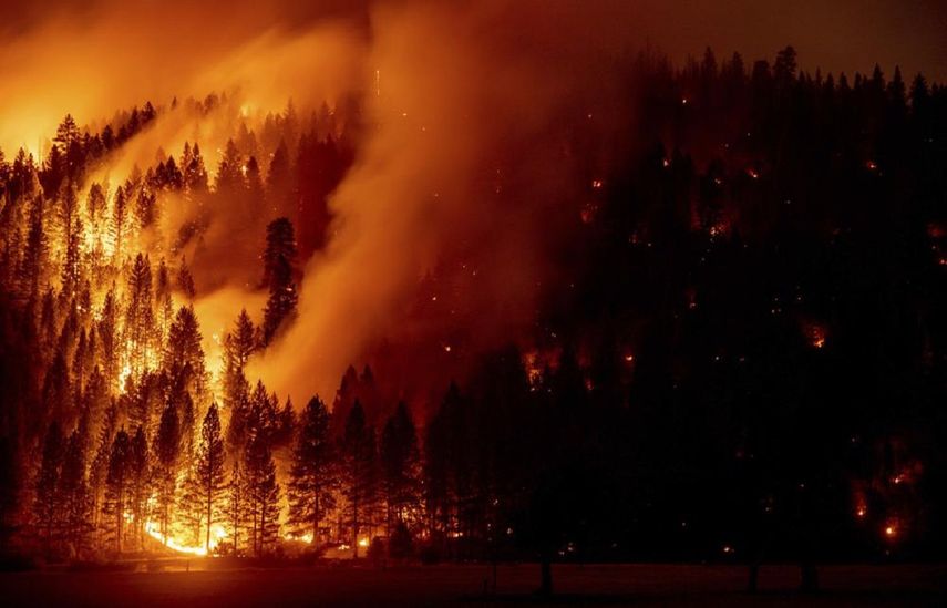 Gigantesco incendio forestal se propaga ferozmente en California