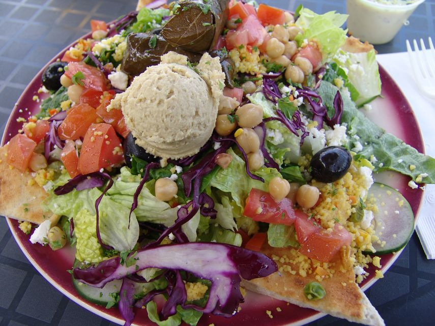 Ensaladas a granel, para contrarrestar la ingesti&oacute;n de miles de calor&iacute;as.