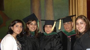 Foto sin fecha de, de izq a der, Anisha, Sughanda, Kamlesh, Satyender y Priya Khanna, cinco m&eacute;dicos de una misma familia india radicada en Glen Ridge, Nueva Jersey. Priya y su padre Satyender fallecieron por el coronavirus.&nbsp;