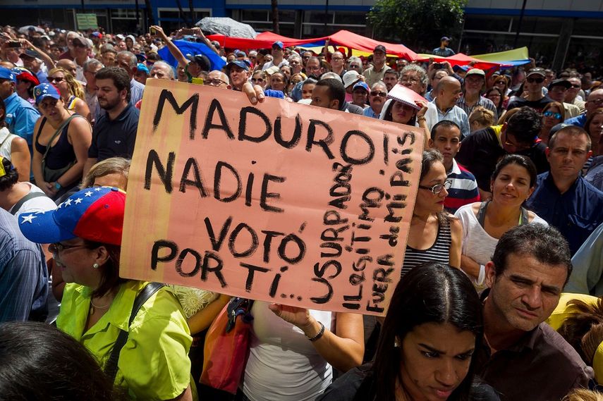 Cientos de personas opositoras al régimen se manifiestan en el este de Caracas para denunciar la ilegitimidad de Nicolás Maduro.