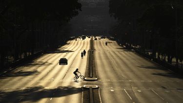 La ciclista de BMX venezolana Stefany Hern&aacute;ndez cruza en su bicicleta la Avenida Bol&iacute;var, de Caracas, el s&aacute;bado 25 de abril de 2020