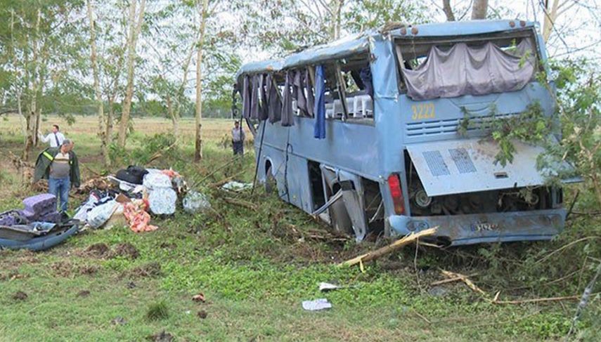 El vehículo se salió de la vía y chocó contra unos árboles, a unos 8 kilómetros de la ciudad de Bayamo, en el oriente cubano.