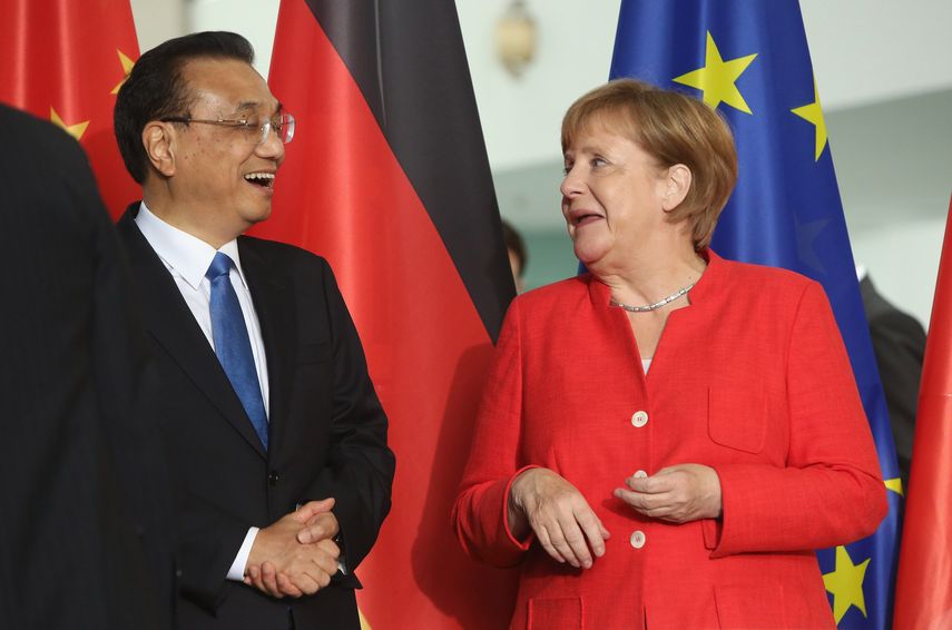 El primer ministro chino,&nbsp;Li&nbsp;Keqiang&nbsp;(i) y la canciller alemana, Angela Merkel (d), conversan durante el V Foro de Cooperación Económica y Tecnológica germano-chino, en Berlín (Alemania), este 9 de julio.