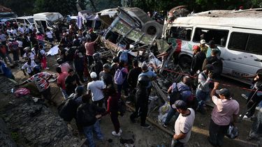 &nbsp;Personas permanecen en el lugar de una explosión tras un atentado con bomba en El Túnel, en la carretera Popayán-Cali, en Cajibio, departamento del Cauca, Colombia, el 25 de abril de 2026