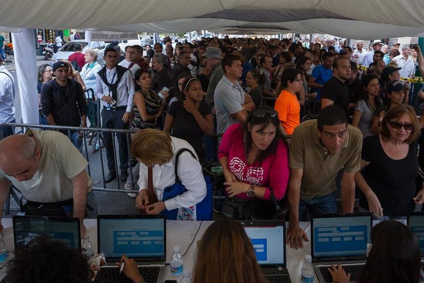 La cifra mínima exigida es de 195.721 firmas de electores, o uno por ciento del padrón electoral, por lo que las ya validadas superan ampliamente la meta (EFE)