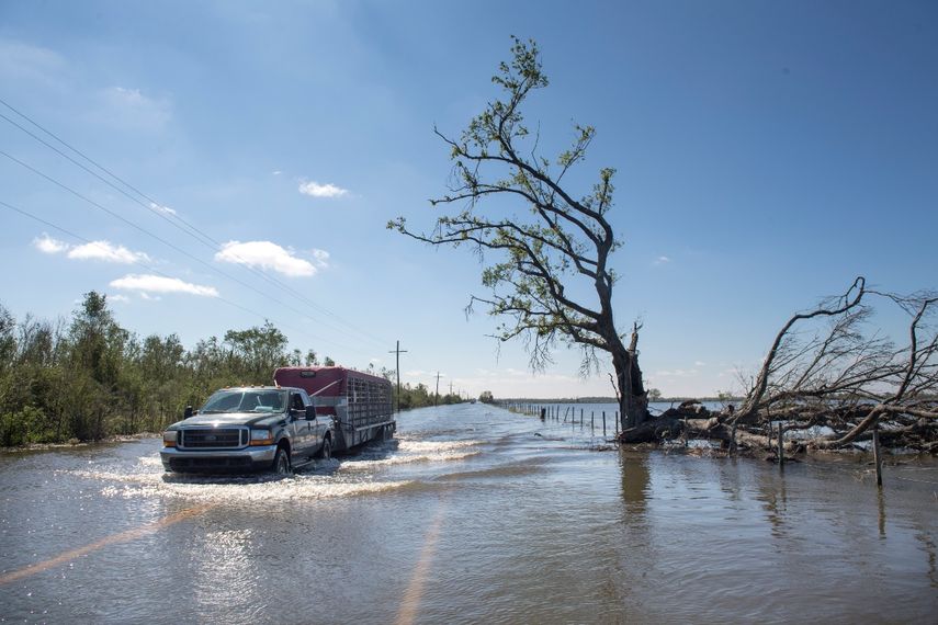 Escombros causados por el paso del huracán Laura aún se encuentran apilados a un costado de los caminos en Lake Charles mientras los residentes se preparan para la llegada del huracán Delta el viernes 9 de octubre de 2020. 