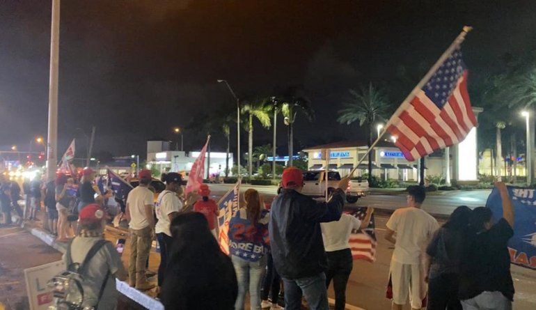 Entre vítores de apoyo al presidente Trump, residentes de Miami se volcaron a las calles del suroeste de la ciudad para exigir el recuento de votos. 