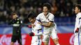 Yasushi Endo (izquierda) y Mu Kanazaki (centro) celebran tras marcar contra el Atlético Nacional de Colombia en partido de semifinales del Mundial de Clubes&nbsp;