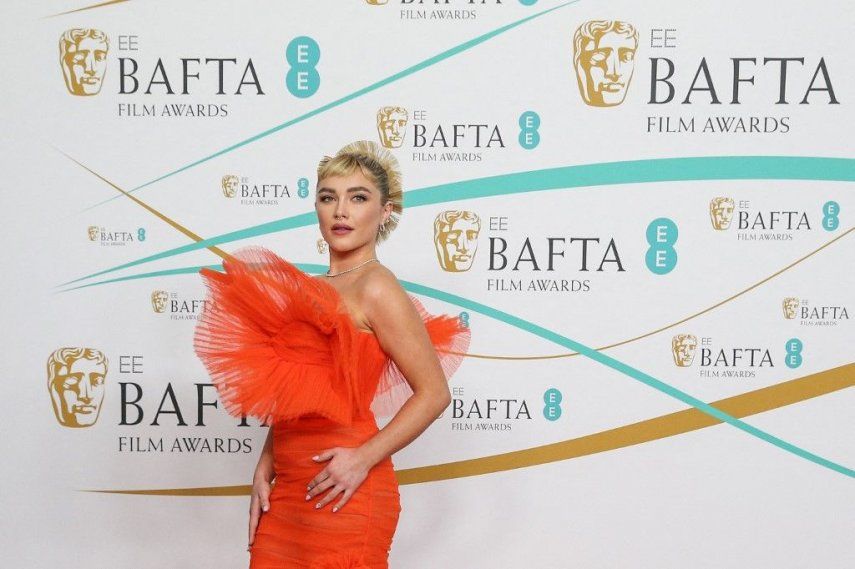 La actriz británica Florence Pugh posa en la alfombra roja a su llegada a los BAFTA British Academy Film Awards en el Royal Festival Hall, Southbank Centre, en Londres, el 19 de febrero de 2023. La actriz debuta como cantante en su nueva película.