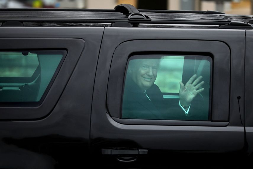 El presidente Donald Trump saluda a los periodistas a su salida del&nbsp;centro médico militar nacional Walter Reed, un hospital a las afueras de Washington, a donde acudió para realizarse el primer examen médico presidencial.