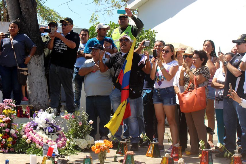 Varias personas realizan una oración en la estación de Policía de San José en Barranquilla (Colombia) hoy, domingo 28 de enero de 2018.&nbsp;&nbsp;