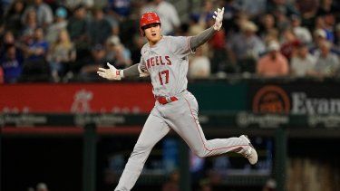 Shohei Ohtani de los Angelinos de Los Ángeles recorre las bases tras conectar un jonrón de dos carreras en la 12ma entrada del juego ante los Rangers de Texas el lunes 12 de junio del 2023.