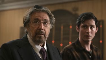 En esta imagen difundida por Amazon Studios, Al Pacino, a la izquierda, y Logan Lerman en una escena de Hunters.&nbsp;