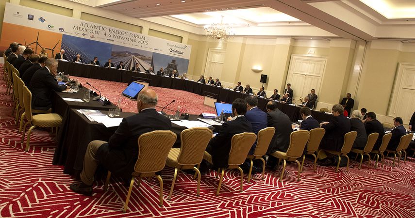 En una fallida decisión, los organizadores del encuentro convocaron para la apertura al jefe de Gobierno del Distrito Federal, Gabriel Mancera, quien intentó hablar de los desafíos energéticos de la capital y terminó invitando a los participantes a des