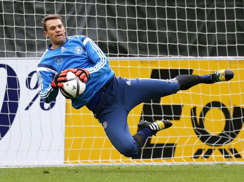 El portero alemán Manuel Neuer es uno de los favoritos para quedarse con el Balón de Oro (AP)