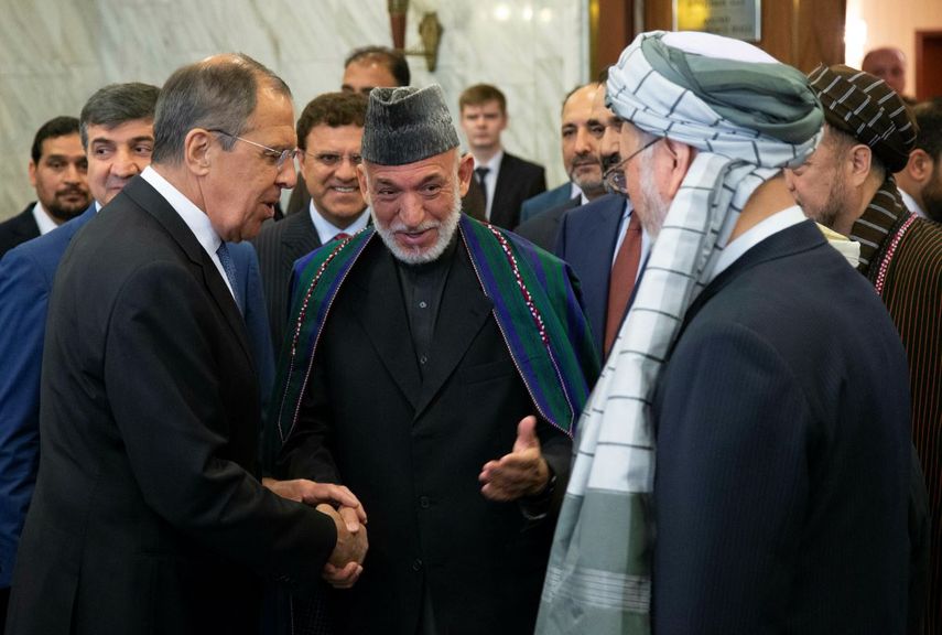 El expresidente de Afganistán Hamid Karzai (centro) presenta al ministro de relaciones exteriores ruso Sergey Lavrof (izq) durante una reunión con una delegación del Talibán el 28 de mayo del 2019 en Moscú.&nbsp;