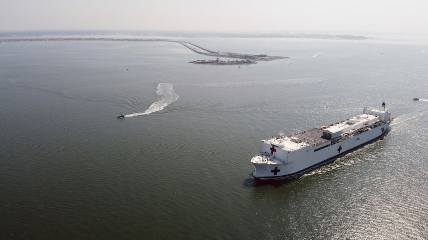 El buque hospital USNS Comfort de la armada de EEUU cerca de Norfolk, Virginia, el 28 de marzo del 2020. Foto suministrada por la armada de EEUU.&nbsp;