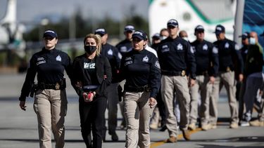 Nini Johana Usuga, alias La Negra, es esposada por agentes de Interpol al ser extraditada a Estados Unidos desde Bogotá, Colombia, el viernes 1 de julio de 2022.
