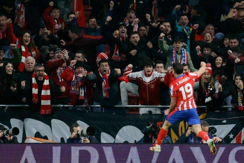 El argentino Julián Álvarez, del Atlético de Madrid, celebra tras anotar un gol en un partido contra el Bayer Leverkusen, el 21 de enero de 2025.