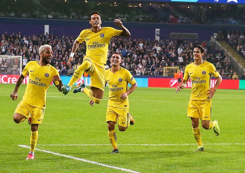 El jugador del París Saint-Germain Neymar (segundo de izquierda a derecha) celebra con sus compañeros después de anotar el tercer gol de su equipo.