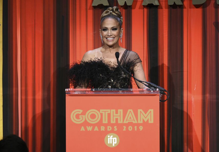 Jennifer López presenta el premio al mejor actor durante la ceremonia de los premios Gotham, el lunes 2 de diciembre del 2019 en Nueva York. 