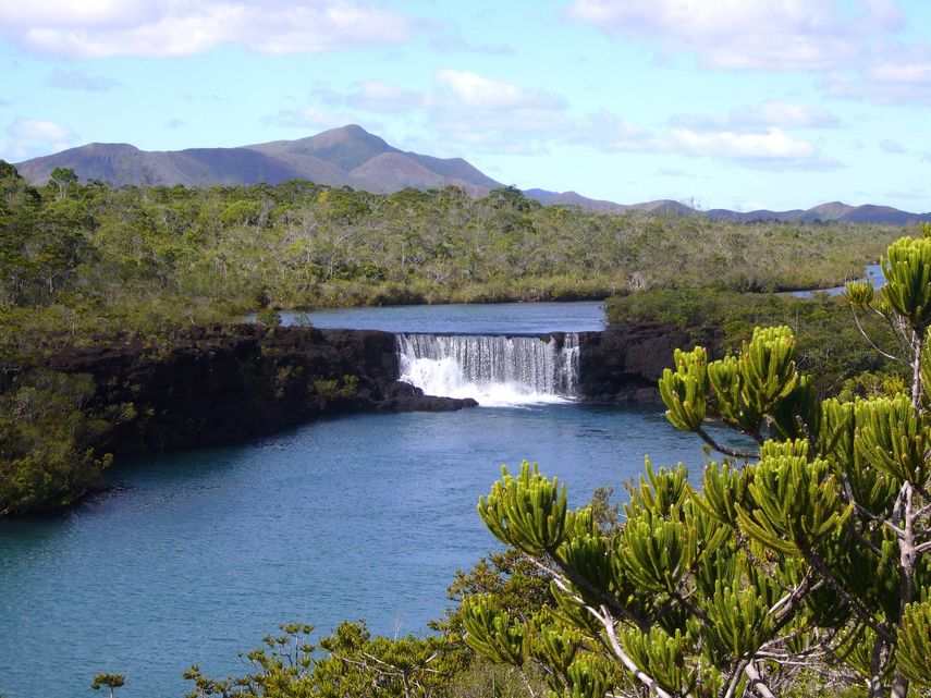 Vista general del salto de agua de la Magdalena, en la isla Grande Terre.