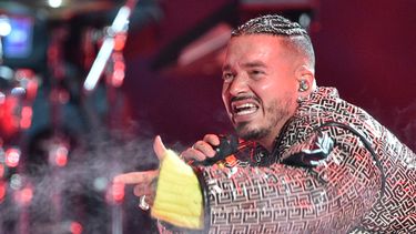 El cantante colombiano J Balvin se presenta en el escenario durante la grabación del concierto de recaudación de fondos Vax Live en el SoFi Stadium en Inglewood, California, el 2 de mayo de 2021.&nbsp;