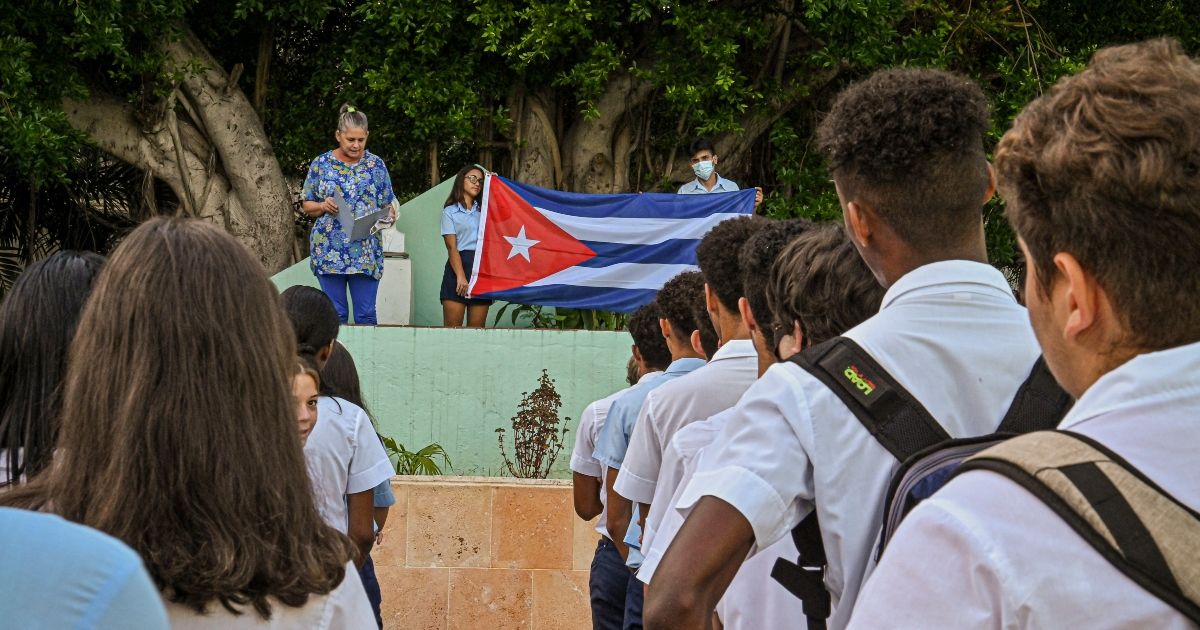 Régimen cubano obliga a estudiantes a firmar respaldo al dictador Nicolás Maduro