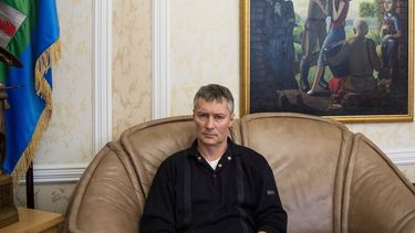 El alcalde de Ekaterimburgo, Yevgeny Roizman, habla con The Associated Press en su oficina en Ekaterimburgo, Rusia, el 12 de febrero de 2018. ARCHIVO