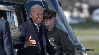 El presidente  Joe Biden llega al Aeropuerto de Watsonville, en California, el 19 de enero de 2023, después de inspeccionar los daños causados por la tormenta.