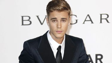 El cantante Justin Bieber junto al anfitrión del programa The Late Late Show James Corden. (EFE)