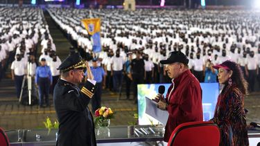 Esta fotografía publicada por el medio oficial de noticias El 19 Digital el 26 de febrero de 2025, muestra al dictador de Nicaragua, Daniel Ortega (centro), su esposa, la vicepresidenta Rosario Murillo (derecha), y el comandante de la Policía, Francisco Javier Díaz Madriz, durante su ceremonia de juramentación en Managua.