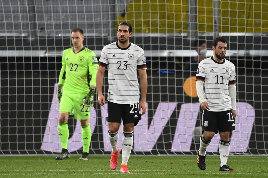 El centrocampista alemán Emre Can (C), el delantero alemán Amin Younes (derecha) y el portero alemán Marc-Andre Ter Stegen reaccionan tras conceder un gol durante el partido de clasificación para la Copa Mundial de la FIFA Catar 2022&nbsp;