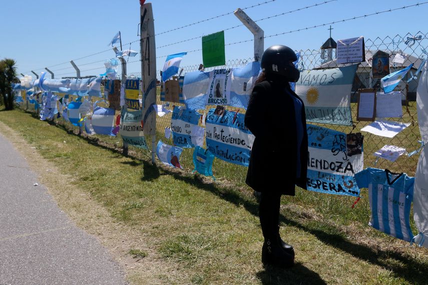 &nbsp;Una mujer observa los mensajes dedicados a los 44 tripulantes del submarino desaparecido. Familiares de la tripulación están en la base naval de Mar del Plata, provincia de Buenos Aires (Argentina).&nbsp;&nbsp;