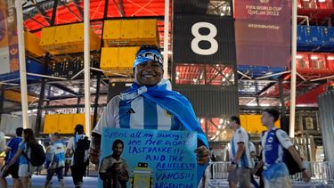 Un aficionado argentino procedente Singapur aguarda afuera del estadio 974 previo al partido entre Polonia y Argentina en el Mundial, el miércoles 30 de noviembre de 2022.