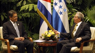El presidente cubano Raúl Castro (d) participa en una reunión con el presidente de Honduras Juan Orlando Hernández (i) este jueves 24 de noviembre del 2016, en La Habana.