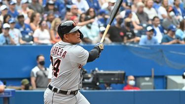 El venezolano Miguel Cabrera, de los Tigres de Detroit, observa la trayectoria de su jonrón 500 en las Grandes Ligas durante un juego contra los Azulejos de Toronto, el domingo 22 de agosto de 2021