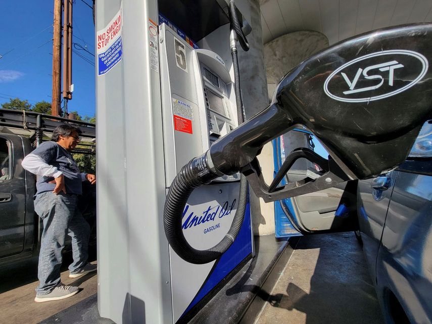Un automovilista recarga su vehículo en una gasolinera United Oil, en Los Ángeles.&nbsp; &nbsp;