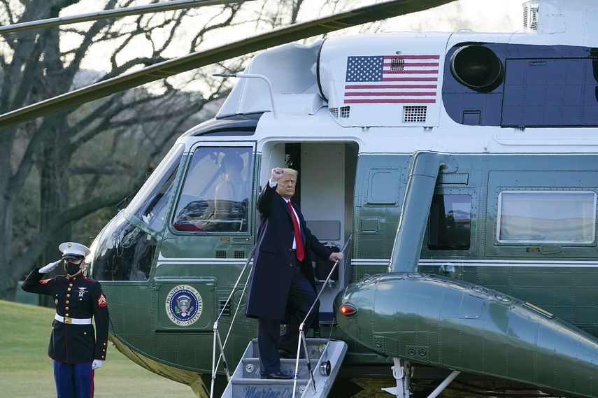 Presidente Donald Trump saluda al abordar el helicóptero Marine One en el jardín de la Casa Blanca, miércoles 20 de enero de 2021.&nbsp;