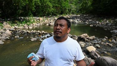 El ambientalista hondureño Juan López hace gestos mientras habla junto al río Guapinol en las afueras de Tocoa, departamento de Colón, Honduras, el 28 de septiembre de 2021.