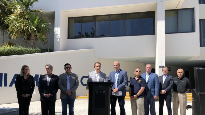 Miembros de la Ciudad de Miami Beach durante una conferencia de prensa sobre las medidas en torno al coronavirus, este domingo 15 de marzo de 2020.&nbsp;