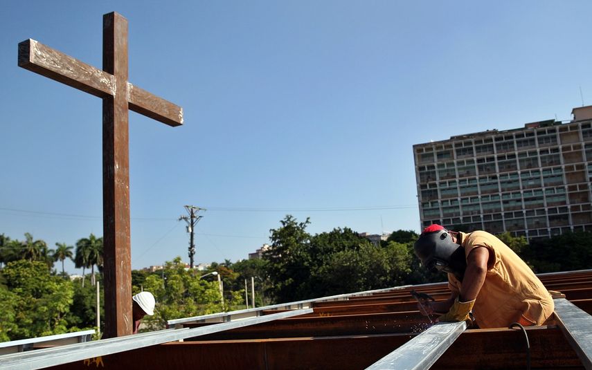 Obras en la Plaza de la Revolución, donde el papa Francisco celebrará su primera misa en Cuba, el domingo 20 de septiembre. (EFE)
