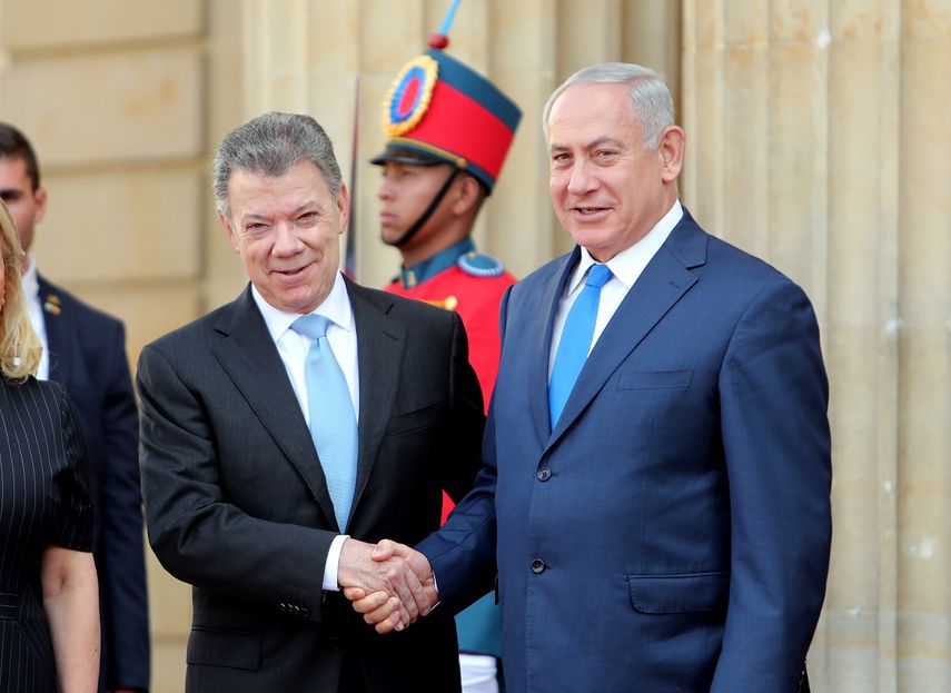El presidente de&nbsp;Colombia, Juan Manuel Santos (i), se estrecha la mano con el primer ministro de Israel, Benjamín Netanyahu.