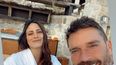 La periodista Valeria Marín junto a Julián Gil.&nbsp;