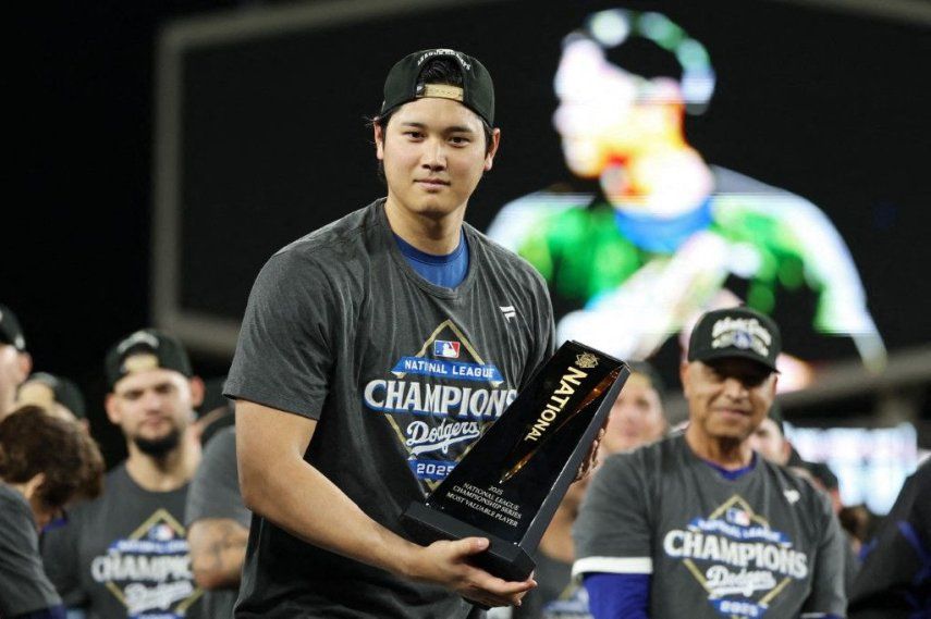 Shohei Ohtani #17 de los Dodgers de Los Ángeles sostiene el trofeo de Jugador Más Valioso (MVP) durante una ceremonia tras el cuarto juego de la Serie de Campeonato de la Liga Nacional, donde los Dodgers derrotaron a los Cerveceros de Milwaukee 5-1 en el Dodger Stadium el 17 de octubre de 2025 en Los Ángeles, California.&nbsp;