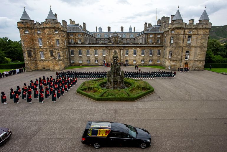 El coche fúnebre que lleva el ataúd de la difunta reina Isabel II, cubierto con el estandarte real de Escocia, llega al Palacio de Holyroodhouse, en Edimburgo, el 11 de septiembre de 2022.